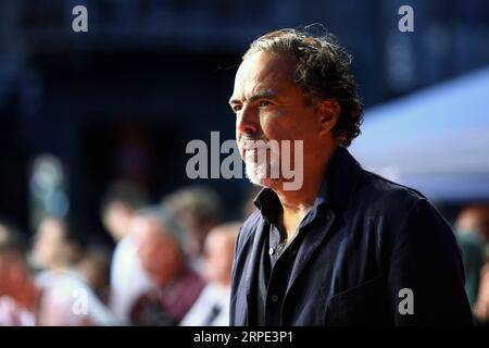 (190817) -- SARAJEVO, 17 août 2019 (Xinhua) -- le réalisateur mexicain Alejandro Gonzalez Inarritu pose pour des photos sur le tapis rouge au Festival du film de Sarajevo, Bosnie-Herzégovine (BiH), le 16 août 2019. Le 25e Festival du film de Sarajevo (SFF) a débuté vendredi dans la capitale de la Bosnie-Herzégovine, présentant aux artistes le prix Honoraire Heart of Sarajevo, le plus grand prix de l'événement. (Photo de Nedim Grabovica/Xinhua) BOSNIE-HERZÉGOVINE-SARAJEVO FILM FESTIVAL PUBLICATIONxNOTxINxCHN Banque D'Images