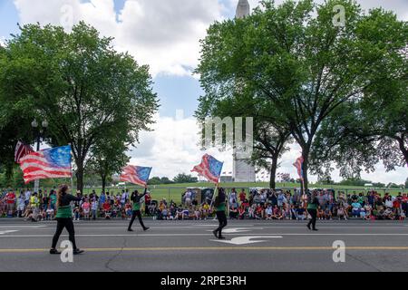 Washington DC, États-Unis-4 juillet 2023 ; les spectateurs regardant le défilé du 4 juillet avec l'obélisque du Washington Monument en arrière-plan Banque D'Images