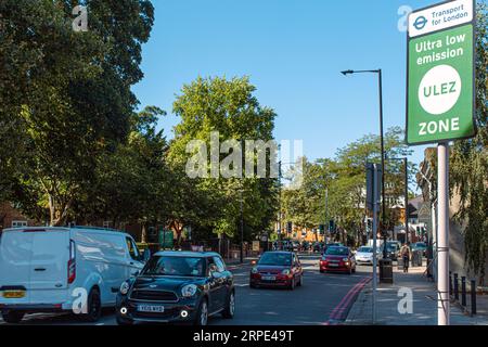 Panneau de zone ULEZ avec trafic en arrière-plan à Wandsworth, Londres , Royaume-Uni Banque D'Images