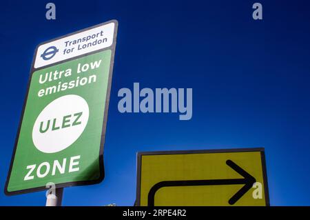 Panneau de zone ULEZ avec trafic en arrière-plan à Wandsworth, Londres , Royaume-Uni Banque D'Images