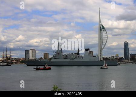 En passant par la tour Spinnaker. D34, destroyer de défense aérienne de la classe Daring Type 45 de la Royal Navy HMS Diamond, entrant dans le port de Portsmouth. Décrit comme le joyau de la couronne navale, le HMS Diamond est l'un des navires de guerre les plus avancés au monde. Banque D'Images