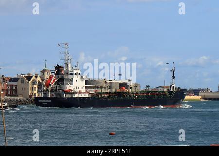 Naviguer le long de la côte Southsea : Whitchallenger est un pétrolier britannique. Il a été construit en 2002 et son port d'attache est Douglas, île de Man Banque D'Images