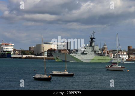 Passant Southsea alors qu'il navigue vers son poste d'amarrage : le HMS Tyne est un navire de patrouille offshore de classe fluviale de la Royal Navy, et fait partie de l'escadron de protection des pêches qui protège les eaux autour du Royaume-Uni. Banque D'Images