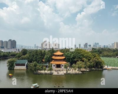 (190818) -- KUNMING, 18 août 2019 -- une photo aérienne prise le 17 août 2019 montre une vue du parc Daguan à Kunming, dans la province du Yunnan du sud-ouest de la Chine. Capitale provinciale du Yunnan, Kunming n’est pas seulement un centre de transport et d’information, mais aussi un centre régional pour les affaires politiques, économiques, culturelles, éducatives, scientifiques et sociales. Les climats doux de la ville permettent aux fleurs fraîches et aux verts luxuriants de pousser toute l'année, ce qui en fait un endroit agréable à visiter et à vivre.) CHINA-YUNNAN-KUNMING-AERIAL VIEW (CN) ZHANGXXIAOYU PUBLICATIONXNOTXINXCHN Banque D'Images