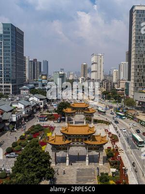 (190818) -- KUNMING, 18 août 2019 -- une photo aérienne prise le 16 août 2019 montre une vue des arcades du cheval d'or et du coq de jade dans le centre-ville de Kunming, dans la province du Yunnan au sud-ouest de la Chine. Capitale provinciale du Yunnan, Kunming n’est pas seulement un centre de transport et d’information, mais aussi un centre régional pour les affaires politiques, économiques, culturelles, éducatives, scientifiques et sociales. Les climats doux de la ville permettent aux fleurs fraîches et aux verts luxuriants de pousser toute l'année, ce qui en fait un endroit agréable à visiter et à vivre.) CHINA-YUNNAN-KUNMING-AERIAL VIEW (CN) JIANGXWENYAO PUBLICATIO Banque D'Images