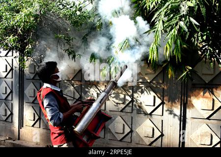 (190818) -- DHAKA, 18 août 2019 (Xinhua) -- un travailleur pulvérise du brouillard anti-moustique pour tenter de contrôler la dengue à Dhaka, au Bangladesh, le 18 août 2019. Dimanche, le gouvernement bangladais a augmenté le nombre probable de décès dus à la dengue à 70 dans le pays jusqu’à présent cette saison de fièvre et a demandé aux agences de l’État de déployer des efforts plus coordonnés pour freiner l’épidémie de la maladie transmise par plusieurs espèces de moustiques du genre Aedes. (Str/Xinhua) BANGLADESH-DHAKA-DENGUE-ANTI-MOUSTIQUE PUBLICATIONxNOTxINxCHN Banque D'Images