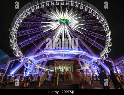 (190818) -- BANGKOK, 18 août 2019 -- Une grande roue est vue au marché nocturne asiatique à Bangkok, Thaïlande, le 10 août 2019.) THAÏLANDE-BANGKOK-MARCHÉ NOCTURNE ZhangxKeren PUBLICATIONxNOTxINxCHN Banque D'Images