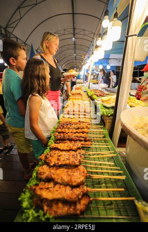 (190818) -- BANGKOK, 18 août 2019 -- les touristes achètent de la nourriture au marché nocturne asiatique à Bangkok, Thaïlande, 10 août 2019.) THAÏLANDE-BANGKOK-MARCHÉ NOCTURNE ZhangxKeren PUBLICATIONxNOTxINxCHN Banque D'Images