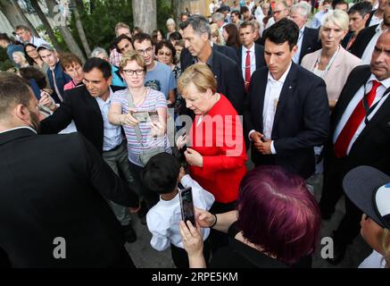 (190818) -- BERLIN, le 18 août 2019 -- la chancelière allemande Angela Merkel (C) assiste à la Journée portes ouvertes du gouvernement fédéral allemand à Berlin, en Allemagne, le 18 août 2019. Les principales institutions politiques du gouvernement fédéral allemand, y compris la chancellerie allemande, ont ouvert au public samedi et dimanche. ALLEMAGNE-BERLIN-GOUVERNEMENT FÉDÉRAL ALLEMAND-JOURNÉE PORTES OUVERTES SHANXYUQI PUBLICATIONXNOTXINXCHN Banque D'Images