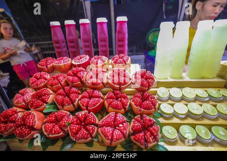 (190818) -- BANGKOK, 18 août 2019 -- des fruits frais et des jus sont vus au marché nocturne asiatique à Bangkok, Thaïlande, le 10 août 2019.) THAÏLANDE-BANGKOK-MARCHÉ NOCTURNE ZhangxKeren PUBLICATIONxNOTxINxCHN Banque D'Images