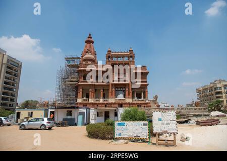 (190818) -- LE CAIRE, 18 août 2019 (Xinhua) -- la photo prise le 18 août 2019 montre le palais du Baron Empain lors de ses travaux de restauration au Caire, en Égypte. Dimanche, le ministre égyptien des Antiquités Khaled al-Anany a nié les rapports selon lesquels le caractère original du légendaire palais Baron Empain dans le quartier d Héliopolis du Caire avait été changé au cours des travaux de restauration en cours du chef-d œuvre du 20e siècle. POUR ALLER AVEC Roundup : l'Egypte nie les rapports de changement de caractère du palais historique emblématique pendant la restauration (Xinhua / Wu Huiwo) EGYPTE-CAIRE-BARON PALAIS EMPAIN-RESTAURATION PUBLICATIONxNOTxINxCHN Banque D'Images