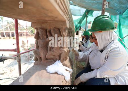 (190818) -- LE CAIRE, 18 août 2019 (Xinhua) -- des gens effectuent des travaux de restauration au Palais Baron Empain au Caire, Égypte, le 18 août 2019. Dimanche, le ministre égyptien des Antiquités Khaled al-Anany a nié les rapports selon lesquels le caractère original du légendaire palais Baron Empain dans le quartier d Héliopolis du Caire avait été changé au cours des travaux de restauration en cours du chef-d œuvre du 20e siècle. POUR ALLER AVEC Roundup : l'Egypte nie les rapports de changement de caractère du palais historique emblématique pendant la restauration (Xinhua / Ahmed Gomaa) EGYPTE-CAIRE-BARON PALAIS EMPAIN-RESTAURATION PUBLICATIONxNOTxINxCHN Banque D'Images