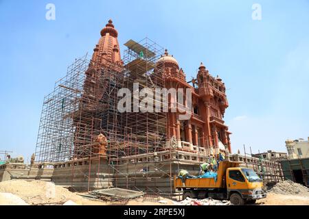 (190818) -- LE CAIRE, 18 août 2019 (Xinhua) -- des gens effectuent des travaux de restauration au Palais Baron Empain au Caire, Égypte, le 18 août 2019. Dimanche, le ministre égyptien des Antiquités Khaled al-Anany a nié les rapports selon lesquels le caractère original du légendaire palais Baron Empain dans le quartier d Héliopolis du Caire avait été changé au cours des travaux de restauration en cours du chef-d œuvre du 20e siècle. POUR ALLER AVEC Roundup : l'Egypte nie les rapports de changement de caractère du palais historique emblématique pendant la restauration (Xinhua / Ahmed Gomaa) EGYPTE-CAIRE-BARON PALAIS EMPAIN-RESTAURATION PUBLICATIONxNOTxINxCHN Banque D'Images