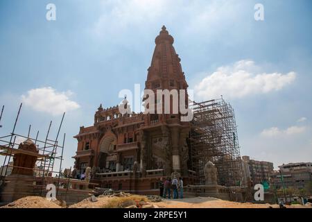 (190818) -- LE CAIRE, 18 août 2019 (Xinhua) -- des gens effectuent des travaux de restauration au Palais Baron Empain au Caire, Égypte, le 18 août 2019. Dimanche, le ministre égyptien des Antiquités Khaled al-Anany a nié les rapports selon lesquels le caractère original du légendaire palais Baron Empain dans le quartier d Héliopolis du Caire avait été changé au cours des travaux de restauration en cours du chef-d œuvre du 20e siècle. POUR ALLER AVEC Roundup : l'Egypte nie les rapports de changement de caractère du palais historique emblématique pendant la restauration (Xinhua / Wu Huiwo) EGYPTE-CAIRE-BARON PALAIS EMPAIN-RESTAURATION PUBLICATIONxNOTxINxCHN Banque D'Images