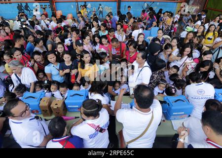 (190819) -- MANILLE, 19 août 2019 -- les parents et leurs enfants font la queue pour un vaccin antipoliomyélitique oral lors d'une campagne anti-poliomyélite menée par le ministère philippin de la Santé à Manille, Philippines, le 19 août 2019.) PHILIPPINES-MANILLE-CAMPAGNE DE VACCINATION ANTI-POLIO ROUELLEXUMALI PUBLICATIONXNOTXINXCHN Banque D'Images