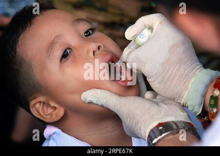 (190819) -- MANILLE, le 19 août 2019 -- Un garçon reçoit un vaccin antipoliomyélitique oral au cours d'une campagne antipoliomyélitique menée par le ministère philippin de la Santé à Manille, aux Philippines, le 19 août 2019.) PHILIPPINES-MANILLE-CAMPAGNE DE VACCINATION ANTI-POLIO ROUELLEXUMALI PUBLICATIONXNOTXINXCHN Banque D'Images