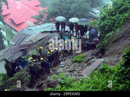 (190820) -- HIMACHAL PRADESH, 20 août 2019 () -- des sauveteurs travaillent sur le site du glissement de terrain après une forte pluie près du site touristique Shimla dans l'Himachal Pradesh, Inde, le 18 août 2019. Plus de 40 personnes sont mortes dans des incidents liés à la pluie dans les États du nord de l Inde, à savoir l Himachal Pradesh, l Uttarakhand et le Punjab, au cours des dernières 24 heures, ont indiqué les médias lundi. (/Stringer) INDE-HIMACHAL PRADESH-INONDATIONS Xinhua PUBLICATIONxNOTxINxCHN Banque D'Images