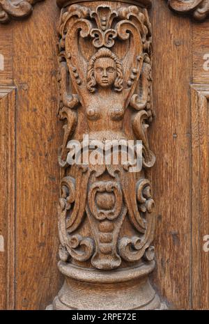 Fragment d'une porte en bois sculpté à Tallinn, Estonie Banque D'Images