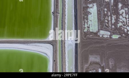 (190820) -- RUOQIANG, 20 août 2019 -- une photo aérienne prise le 15 août 2019 montre l'étang de sel de Lop Nur dans le comté de Ruoqiang, dans le nord-ouest de la Chine, dans la région autonome ouygur du Xinjiang. Lop Nur, le deuxième plus grand lac d'eau salée en Chine, est une importante base de production de sulfate de potassium. CHINE-XINJIANG-RUOQIANG-SCENERY(CN) ZhaoxGe PUBLICATIONxNOTxINxCHN Banque D'Images