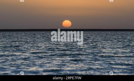 (190820) -- RUOQIANG, 20 août 2019 -- la photo prise le 14 août 2019 montre le lever du soleil à Lop Nur dans le comté de Ruoqiang, dans la région autonome ouygur du Xinjiang du nord-ouest de la Chine. Lop Nur, le deuxième plus grand lac d'eau salée en Chine, est une importante base de production de sulfate de potassium. CHINE-XINJIANG-RUOQIANG-SCENERY(CN) ZhaoxGe PUBLICATIONxNOTxINxCHN Banque D'Images