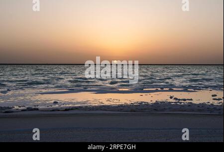 (190820) -- RUOQIANG, 20 août 2019 -- la photo prise le 14 août 2019 montre le lever du soleil à Lop Nur dans le comté de Ruoqiang, dans la région autonome ouygur du Xinjiang du nord-ouest de la Chine. Lop Nur, le deuxième plus grand lac d'eau salée en Chine, est une importante base de production de sulfate de potassium. CHINE-XINJIANG-RUOQIANG-SCENERY(CN) ZhaoxGe PUBLICATIONxNOTxINxCHN Banque D'Images