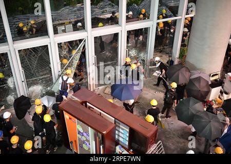 (190820) -- BEIJING, 20 août 2019 () -- des radicaux violents tentent de pénétrer par effraction dans le bâtiment du Conseil législatif à Hong Kong, Chine méridionale, le 1 juillet 2019. () titres : Comment les forces extérieures ont enflammé les tensions à Hong Kong Xinhua PUBLICATIONxNOTxINxCHN Banque D'Images