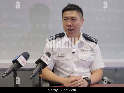 (190821) -- HONG KONG, 21 août 2019 -- Wong Ka-lun, inspecteur principal du peloton n° 4 de l'unité d'urgence de la région est de Kowloon, réagit dans une interview accordée à la presse dans le sud de la Chine à Hong Kong, le 16 août 2019. Wong Ka-lun a été touché à la bouche par une boule d'acier tirée d'une fronde le 5 août, alors qu'il manipulait les blocages par des centaines de manifestants sur Lung Cheung Road avec seulement plus de 20 policiers. Il a été diagnostiqué avec un gonflement et une lacération des lèvres, avec une dent cassée dans la mâchoire inférieure qui a dû être enlevée. POUR ALLER AVEC Spotlight : situation récente la plus dangereuse en 25 YE Banque D'Images
