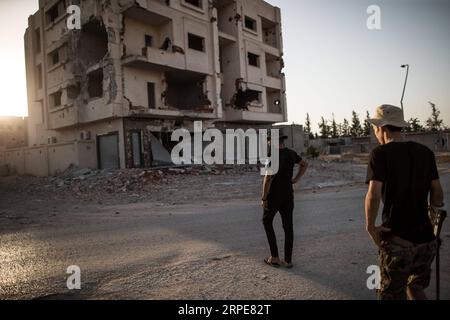 Libyen, Kämpfe à Teilen von Tripolis (190820) -- TRIPOLI, 20 août 2019 (Xinhua) -- des combattants du Gouvernement d'entente nationale (GNA) soutenu par l'ONU sont vus lors d'affrontements avec les troupes de l'Armée nationale libyenne (ANL) basées à l'est sur une ligne de front à Tripoli, Libye, le 20 août 2019. (Photo Amru Salahuddien/Xinhua) LIBYE-TRIPOLI-CONFLIT PUBLICATIONxNOTxINxCHN Banque D'Images