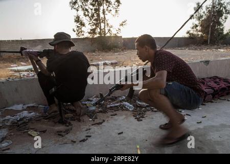 Libyen, Kämpfe à Teilen von Tripolis (190820) -- TRIPOLI, 20 août 2019 (Xinhua) -- des combattants du Gouvernement d'entente nationale (GNA) soutenu par l'ONU sont vus lors d'affrontements avec les troupes de l'Armée nationale libyenne (ANL) basées à l'est sur une ligne de front à Tripoli, Libye, le 20 août 2019. (Photo Amru Salahuddien/Xinhua) LIBYE-TRIPOLI-CONFLIT PUBLICATIONxNOTxINxCHN Banque D'Images