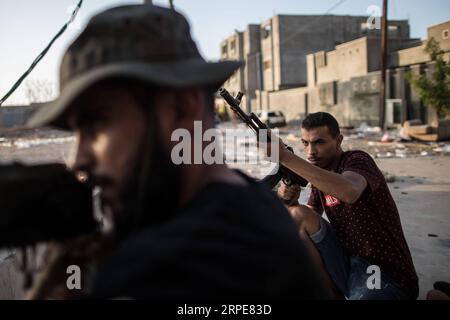 Libyen, Kämpfe à Teilen von Tripolis (190820) -- TRIPOLI, 20 août 2019 (Xinhua) -- des combattants du Gouvernement d'entente nationale (GNA) soutenu par l'ONU sont vus lors d'affrontements avec les troupes de l'Armée nationale libyenne (ANL) basées à l'est sur une ligne de front à Tripoli, Libye, le 20 août 2019. (Photo Amru Salahuddien/Xinhua) LIBYE-TRIPOLI-CONFLIT PUBLICATIONxNOTxINxCHN Banque D'Images