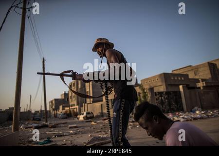 Libyen, Kämpfe à Teilen von Tripolis (190820) -- TRIPOLI, 20 août 2019 (Xinhua) -- Un combattant du Gouvernement d'entente nationale (GNA) soutenu par l'ONU tire lors d'affrontements avec les troupes de l'Armée nationale libyenne (ANL) basées à l'est sur une ligne de front à Tripoli, Libye, le 20 août 2019. (Photo Amru Salahuddien/Xinhua) LIBYE-TRIPOLI-CONFLIT PUBLICATIONxNOTxINxCHN Banque D'Images