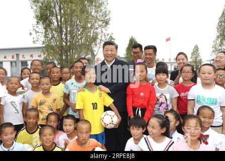 (190821) -- WUWEI, 21 août 2019 -- le président chinois Xi Jinping, également secrétaire général du comité central du Parti communiste chinois et président de la commission militaire centrale, visite une nouvelle communauté, qui abrite des résidents ruraux relogés pour des raisons écologiques, et interroge les villageois sur leurs moyens de subsistance et les progrès réalisés en matière de lutte contre la pauvreté, dans le nouveau village de Fumin, dans le comté de Gulang, ville de Wuwei, province du Gansu au nord-ouest de la Chine, 21 août 2019. ) CHINA-GANSU-WUWEI-XI JINPING-INSPECTION (CN) JUXPENG PUBLICATIONXNOTXINXCHN Banque D'Images