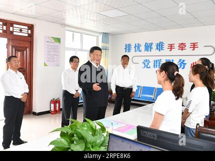 (190821) -- WUWEI, 21 août 2019 -- le président chinois Xi Jinping, également secrétaire général du comité central du Parti communiste chinois et président de la commission militaire centrale, visite une nouvelle communauté, qui abrite des résidents ruraux relogés pour des raisons écologiques, et interroge les villageois sur leurs moyens de subsistance et les progrès réalisés en matière de lutte contre la pauvreté, dans le nouveau village de Fumin, dans le comté de Gulang, ville de Wuwei, province du Gansu au nord-ouest de la Chine, 21 août 2019. ) CHINA-GANSU-WUWEI-XI JINPING-INSPECTION (CN) XIEXHUANCHI PUBLICATIONXNOTXINXCHN Banque D'Images