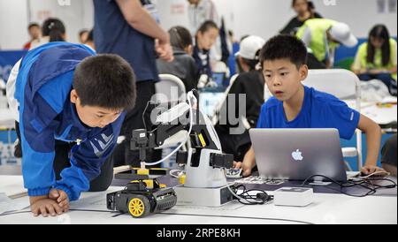 (190821) -- BEIJING, 21 août 2019 -- de jeunes concurrents chinois concourent au World robot Contest Champions à Beijing, capitale de la Chine, le 21 août 2019. Plus de 1 000 équipes de dix pays et régions participeront au World robot Contest Champions. CHINA-BEIJING-WORLD ROBOT CONTEST CHAMPIONS (CN) LIXXIN PUBLICATIONXNOTXINXCHN Banque D'Images