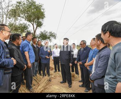 (190821) -- WUWEI, 21 août 2019 -- le président chinois Xi Jinping, également secrétaire général du comité central du Parti communiste chinois et président de la commission militaire centrale, inspecte la ferme forestière de Babusha, un programme de boisement dans une zone désertique du Gansu, où il apprend les derniers développements en matière de lutte contre la désertification et de protection de l'environnement, dans le comté de Gulang de la ville de Wuwei, province du Gansu au nord-ouest de la Chine, 21 août 2019. CHINA-GANSU-WUWEI-XI JINPING-INSPECTION (CN) XIEXHUANCHI PUBLICATIONXNOTXINXCHN Banque D'Images