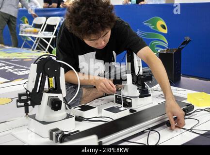 (190821) -- BEIJING, 21 août 2019 -- Un concurrent japonais se prépare devant les Champions du World robot Contest à Beijing, capitale de la Chine, le 21 août 2019. Plus de 1 000 équipes de dix pays et régions participeront au World robot Contest Champions. CHINA-BEIJING-WORLD ROBOT CONTEST CHAMPIONS (CN) LIXXIN PUBLICATIONXNOTXINXCHN Banque D'Images