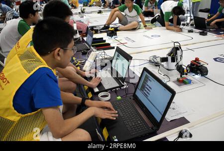 (190821) -- BEIJING, 21 août 2019 -- les concurrents s'affrontent au World robot Contest Champions à Beijing, capitale de la Chine, le 21 août 2019. Plus de 1 000 équipes de dix pays et régions participeront au World robot Contest Champions. CHINA-BEIJING-WORLD ROBOT CONTEST CHAMPIONS (CN) LIXXIN PUBLICATIONXNOTXINXCHN Banque D'Images