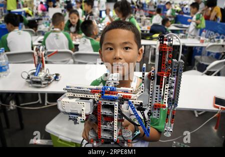 (190821) -- BEIJING, 21 août 2019 -- Un jeune concurrent de Pékin montre son équipement au World robot Contest Champions à Beijing, capitale de la Chine, le 21 août 2019. Plus de 1 000 équipes de dix pays et régions participeront au World robot Contest Champions. CHINA-BEIJING-WORLD ROBOT CONTEST CHAMPIONS (CN) LIXXIN PUBLICATIONXNOTXINXCHN Banque D'Images