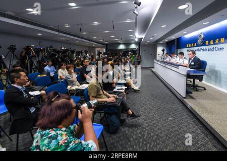 (190821) -- HONG KONG, 21 août 2019 -- une photo prise le 21 août 2019 montre la scène d'une conférence de presse tenue par la police de Hong Kong dans le sud de la Chine à Hong Kong. Mercredi, la police de Hong Kong a appelé tous les journalistes à respecter mutuellement la liberté de couverture des nouvelles après qu'une journaliste du continent ait été entourée par ses pairs de Hong Kong remettant en question son identité après une conférence de presse mardi. La police a mis en place des mesures pour vérifier efficacement l'identité des journalistes, conformément à celles d'autres conférences de presse du gouvernement de la région administrative spéciale de Hong Kong (RAS de Hong Kong), TS Banque D'Images