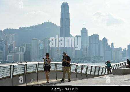 (190821) -- HONG KONG, 21 août 2019 -- des touristes visitent le Tsim Sha Tsui de Hong Kong, Chine méridionale, 20 août 2019. Alors que la violence prolongée continue de secouer Hong Kong, son industrie touristique s'est transformée en un hiver froid en raison des troubles. Au cours de la période de juin à juillet, les revenus moyens des travailleurs du tourisme ont chuté de 74 pour cent, tandis que le nombre de visites à Hong Kong a chuté de 74 pour cent en moyenne, selon une enquête du Hong Kong Tour Guides General Union. CHINE-HONG KONG-TOURISM-IMPACT (CN) LIUXDAWEI PUBLICATIONXNOTXINXCHN Banque D'Images