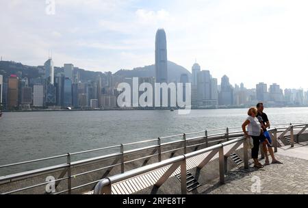 (190821) -- HONG KONG, 21 août 2019 -- des touristes visitent le Tsim Sha Tsui de Hong Kong, Chine méridionale, 20 août 2019. Alors que la violence prolongée continue de secouer Hong Kong, son industrie touristique s'est transformée en un hiver froid en raison des troubles. Au cours de la période de juin à juillet, les revenus moyens des travailleurs du tourisme ont chuté de 74 pour cent, tandis que le nombre de visites à Hong Kong a chuté de 74 pour cent en moyenne, selon une enquête du Hong Kong Tour Guides General Union. CHINE-HONG KONG-TOURISM-IMPACT (CN) LUXHANXIN PUBLICATIONXNOTXINXCHN Banque D'Images