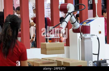 (190821) -- BEIJING, 21 août 2019 -- une photo prise le 21 août 2019 montre un robot logistique exposé à l'exposition mondiale des robots à Beijing, capitale de la Chine. L'exposition, qui fait partie de la Conférence mondiale des robots 2019 qui a débuté mardi, présente différents types de robots dans différents usages, y compris dans les industries, les services et la logistique. Au cours de l'exposition, le public a l'occasion de voir des expositions de technologies de robot de pointe et des produits de plus de 180 entreprises nationales et étrangères renommées et des instituts de recherche engagés dans les industries de robot.) CHINE-PÉKIN-MONDE Banque D'Images