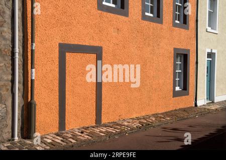 Maison sans porte d'entrée. Bloqué dans la porte d'entrée menant à la rue. Bridge Street, Haddington, East Lothian, Écosse. ANNÉES 2023 2020 ROYAUME-UNI HOMER SYKES Banque D'Images