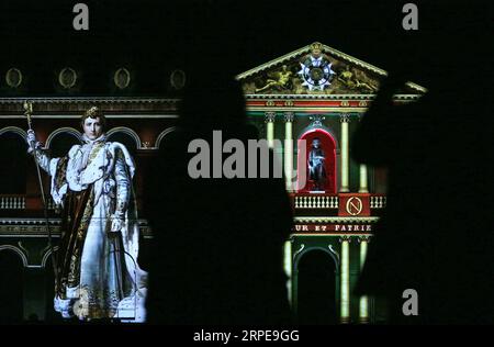 (190822) -- PARIS, 22 août 2019 -- la photo prise le 21 août 2019 montre un spectacle son et lumière la nuit des Invalides au musée militaire les Invalides à Paris, France. Le spectacle, qui s'est tenu du 12 juillet au 30 août, dépeint 3 000 ans d'histoire avec 45 minutes d'infographie. ) FRANCE-PARIS-LA NUIT DES INVALIDES GAOXJING PUBLICATIONXNOTXINXCHN Banque D'Images