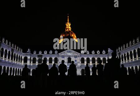 (190822) -- PARIS, 22 août 2019 -- la photo prise le 21 août 2019 montre un spectacle son et lumière la nuit des Invalides au musée militaire les Invalides à Paris, France. Le spectacle, qui s'est tenu du 12 juillet au 30 août, dépeint 3 000 ans d'histoire avec 45 minutes d'infographie. ) FRANCE-PARIS-LA NUIT DES INVALIDES GAOXJING PUBLICATIONXNOTXINXCHN Banque D'Images