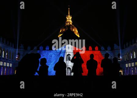 (190822) -- PARIS, 22 août 2019 -- la photo prise le 21 août 2019 montre un spectacle son et lumière la nuit des Invalides au musée militaire les Invalides à Paris, France. Le spectacle, qui s'est tenu du 12 juillet au 30 août, dépeint 3 000 ans d'histoire avec 45 minutes d'infographie. ) FRANCE-PARIS-LA NUIT DES INVALIDES GAOXJING PUBLICATIONXNOTXINXCHN Banque D'Images