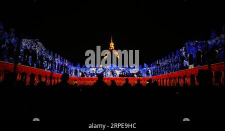 (190822) -- PARIS, 22 août 2019 -- la photo prise le 21 août 2019 montre un spectacle son et lumière la nuit des Invalides au musée militaire les Invalides à Paris, France. Le spectacle, qui s'est tenu du 12 juillet au 30 août, dépeint 3 000 ans d'histoire avec 45 minutes d'infographie. ) FRANCE-PARIS-LA NUIT DES INVALIDES GAOXJING PUBLICATIONXNOTXINXCHN Banque D'Images