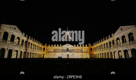 (190822) -- PARIS, 22 août 2019 -- la photo prise le 21 août 2019 montre un spectacle son et lumière la nuit des Invalides au musée militaire les Invalides à Paris, France. Le spectacle, qui s'est tenu du 12 juillet au 30 août, dépeint 3 000 ans d'histoire avec 45 minutes d'infographie. ) FRANCE-PARIS-LA NUIT DES INVALIDES GAOXJING PUBLICATIONXNOTXINXCHN Banque D'Images