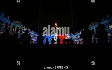 (190822) -- PARIS, 22 août 2019 -- la photo prise le 21 août 2019 montre un spectacle son et lumière la nuit des Invalides au musée militaire les Invalides à Paris, France. Le spectacle, qui s'est tenu du 12 juillet au 30 août, dépeint 3 000 ans d'histoire avec 45 minutes d'infographie. ) FRANCE-PARIS-LA NUIT DES INVALIDES GAOXJING PUBLICATIONXNOTXINXCHN Banque D'Images