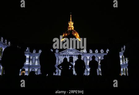 (190822) -- PARIS, 22 août 2019 -- la photo prise le 21 août 2019 montre un spectacle son et lumière la nuit des Invalides au musée militaire les Invalides à Paris, France. Le spectacle, qui s'est tenu du 12 juillet au 30 août, dépeint 3 000 ans d'histoire avec 45 minutes d'infographie. ) FRANCE-PARIS-LA NUIT DES INVALIDES GAOXJING PUBLICATIONXNOTXINXCHN Banque D'Images